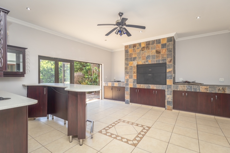 To Let 6 Bedroom Property for Rent in The Coves North West